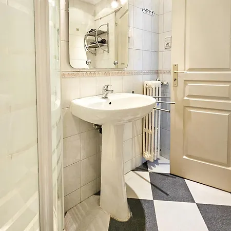 Alba Budget 2 Pers Wifi Ac Apartment Nice